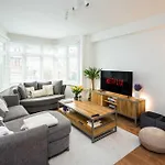 Contemporary 5 Bedroom With Garden North Finchley