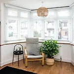 Contemporary 5 Bedroom With Garden North Finchley
