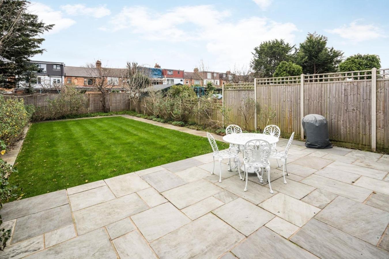 Contemporary 5 Bedroom With Garden North Finchley *