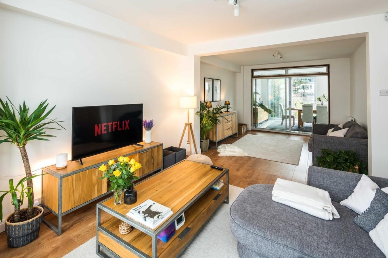 Contemporary 5 Bedroom With Garden North Finchley Holiday home