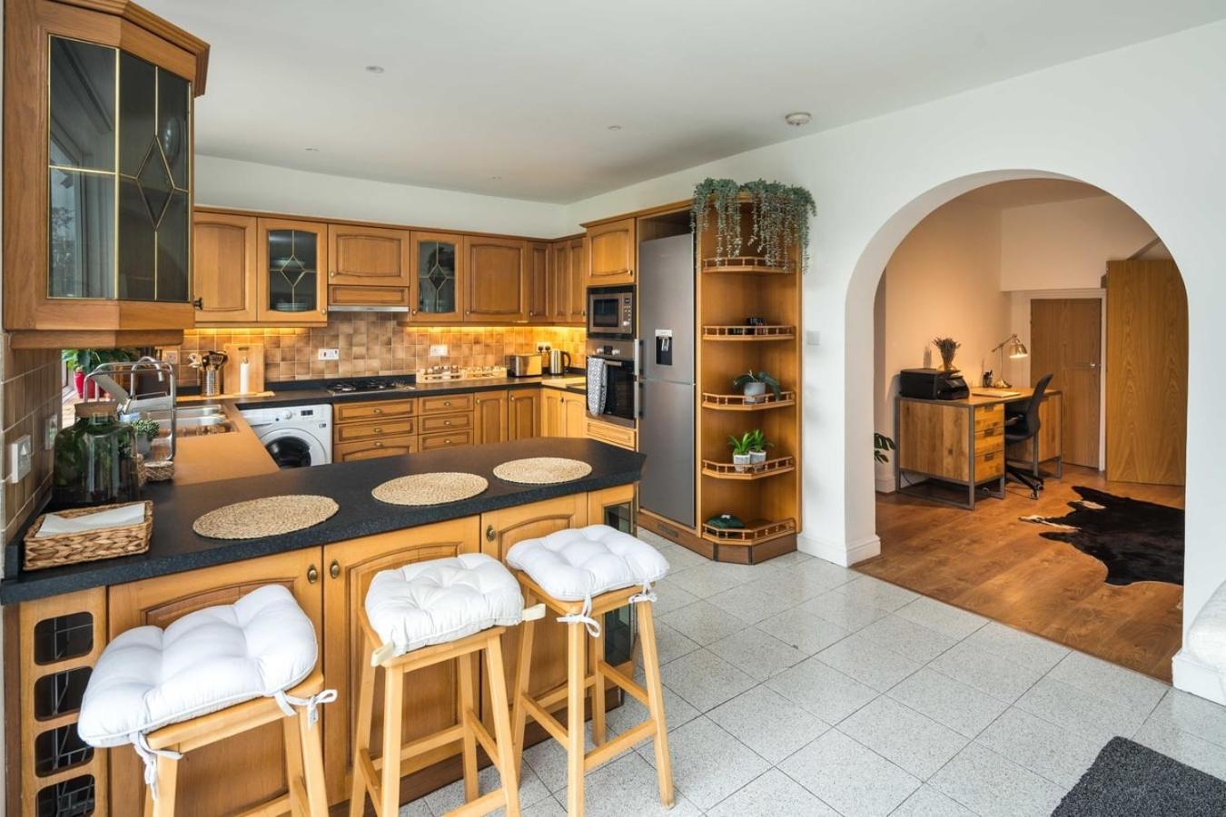 Contemporary 5 Bedroom With Garden North Finchley London