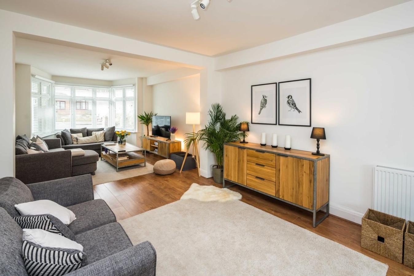 Contemporary 5 Bedroom With Garden North Finchley Holiday home